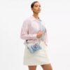 Mini-Rowan-Umhängetasche aus „Loved Denim“ mit Anhängern