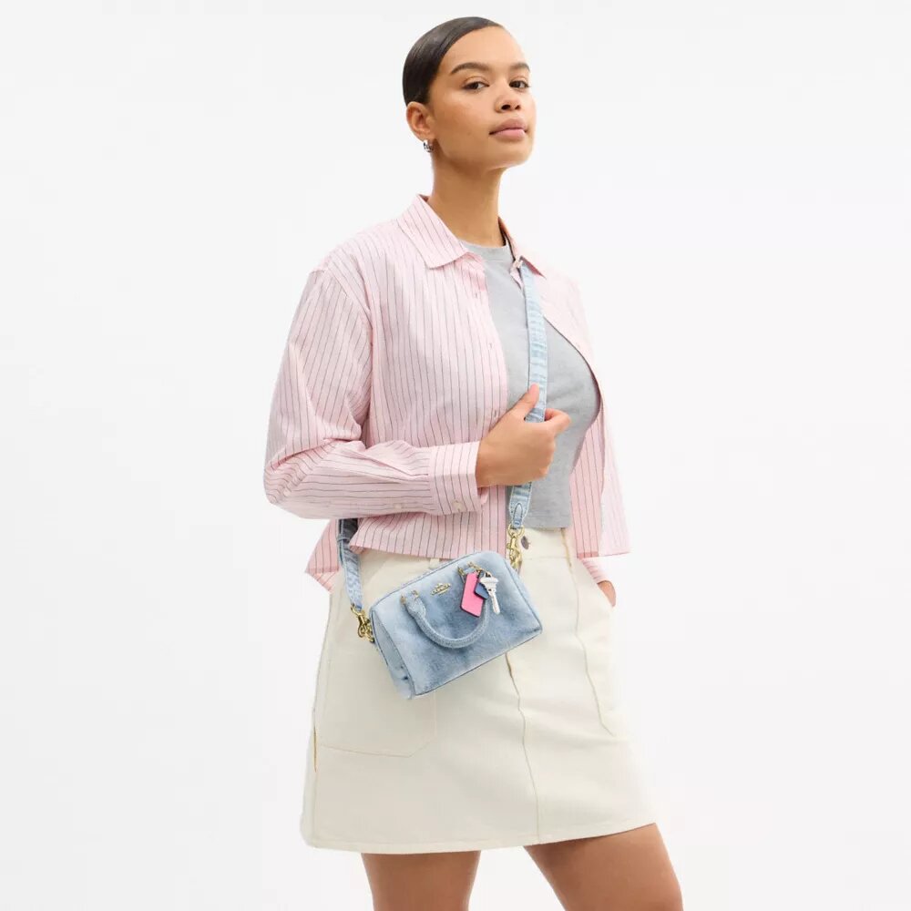 Mini-Rowan-Umhängetasche aus „Loved Denim“ mit Anhängern