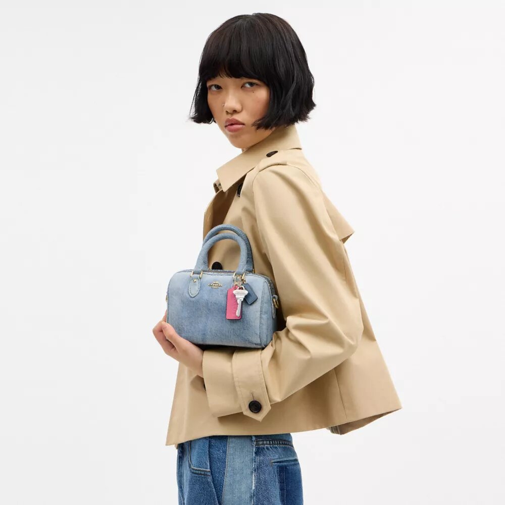 Mini-Rowan-Umhängetasche aus „Loved Denim“ mit Anhängern