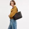 Mittlere City-Tote-Bag aus Signature Canvas