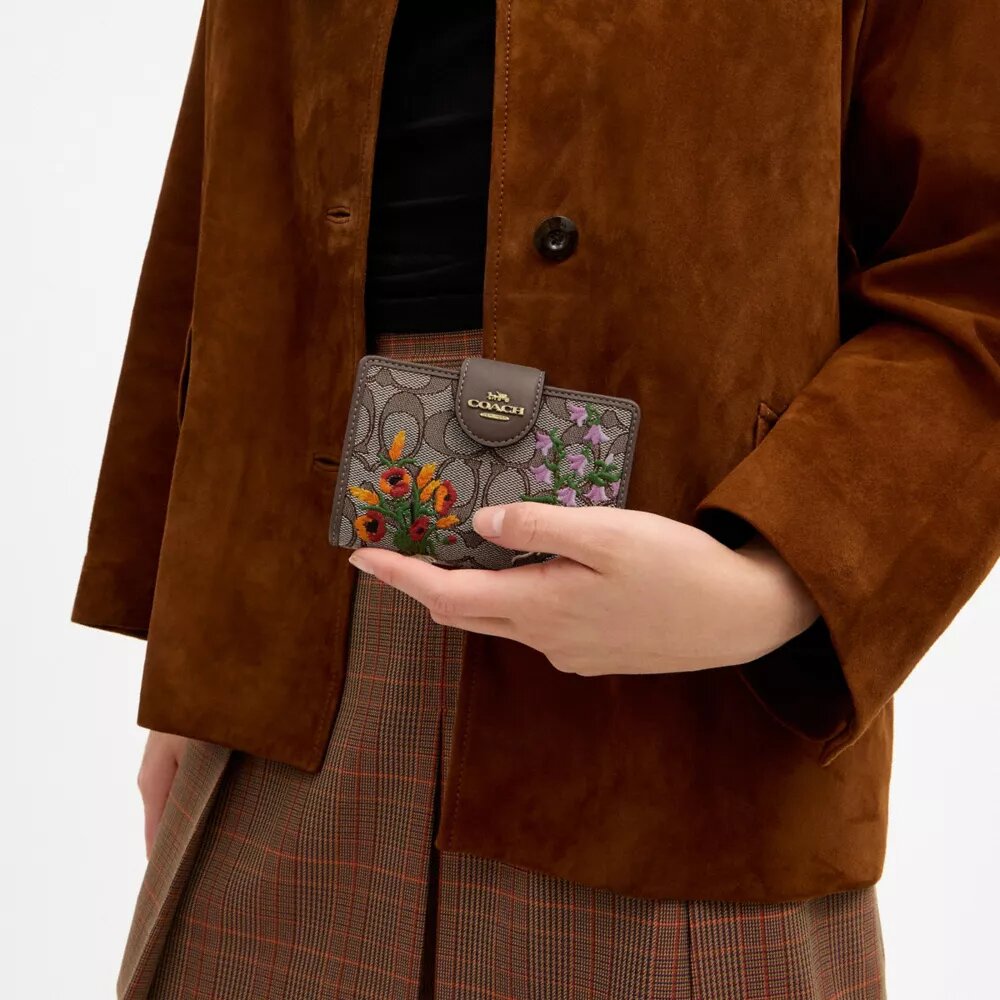 Mittlere Eck-Geldbörse mit Reißverschluss aus charakteristischem Jacquard mit Blumenstickerei