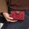 Mittlere Eck-Geldbörse mit Reißverschluss aus Signature-Denim