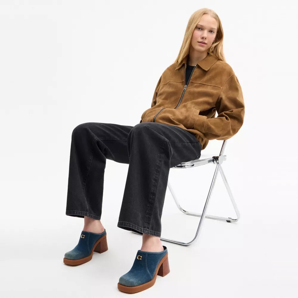 Mules mit Absatz und geformtem C-Logo in „Loved Denim“