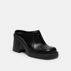 Mules mit geformtem C-Absatz