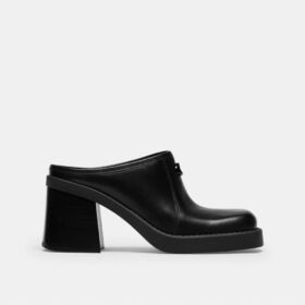 Mules mit geformtem C-Absatz