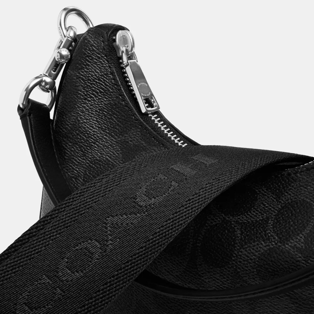 Nolan Hobo-Tasche aus Signature Canvas