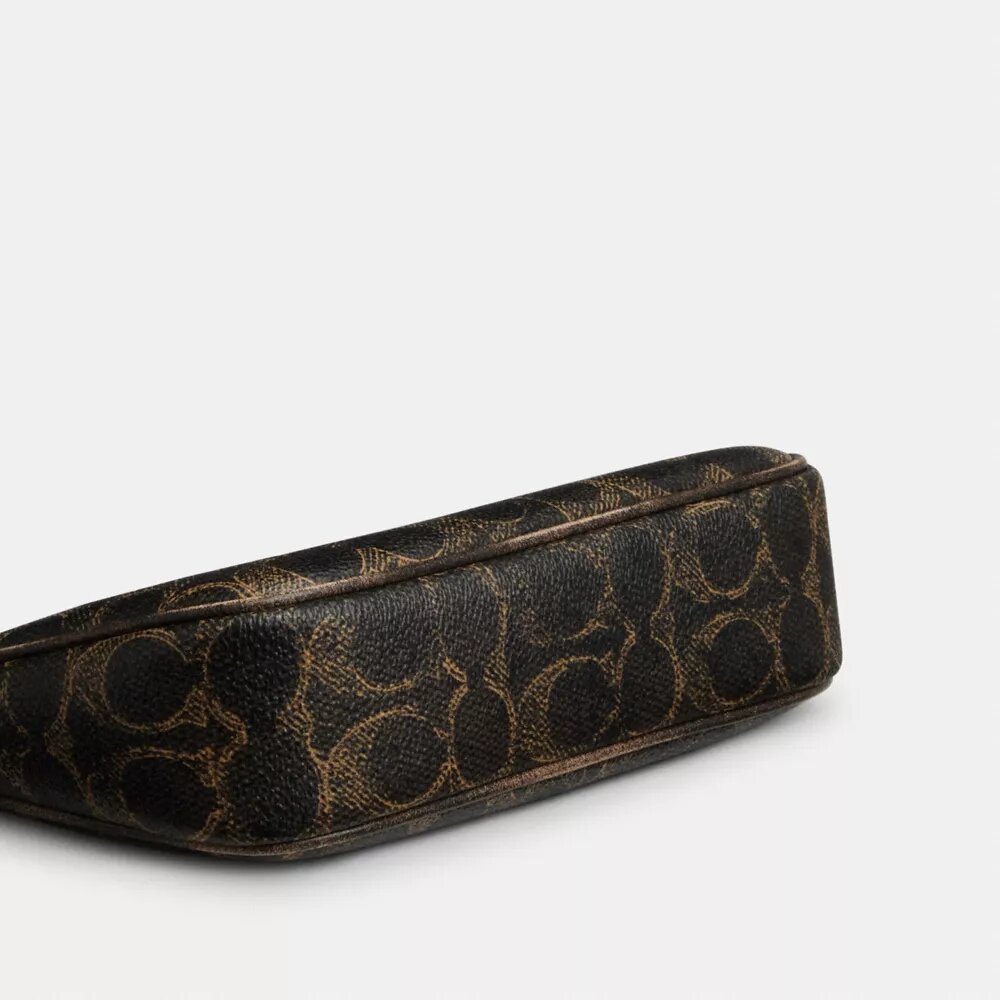 Nolita 19 aus „Loved Signature Canvas“ mit Anhängern