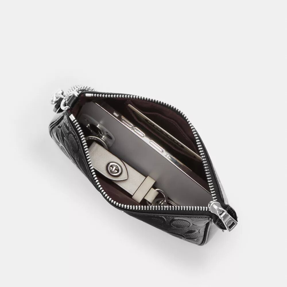 Nolita 19 aus Signature-Leder mit Herz-Anhänger
