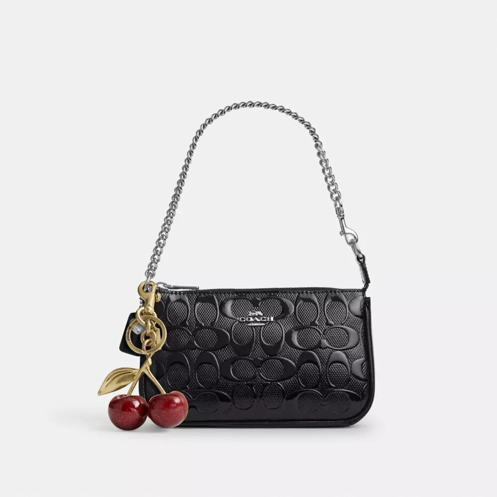 Nolita 19 aus Signature-Leder mit Herz-Anhänger