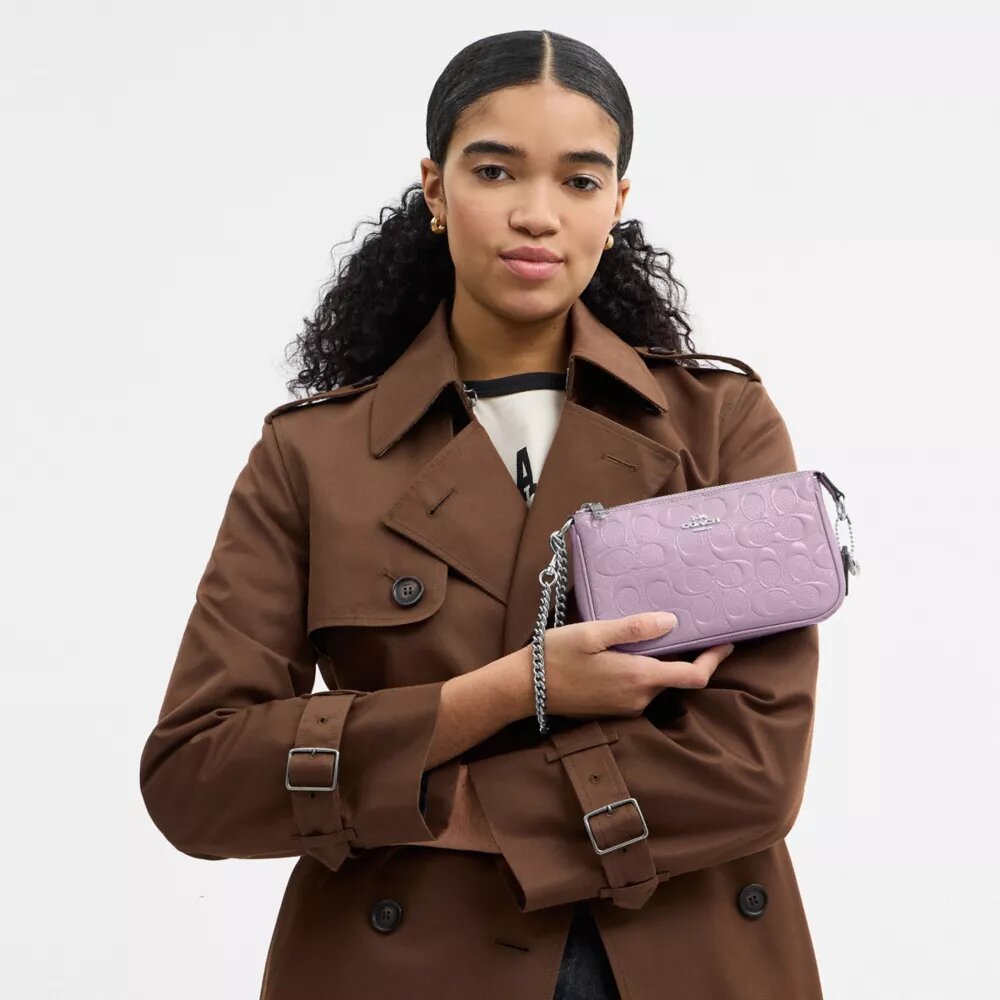Nolita 19 aus Signature-Leder mit Herz-Anhänger
