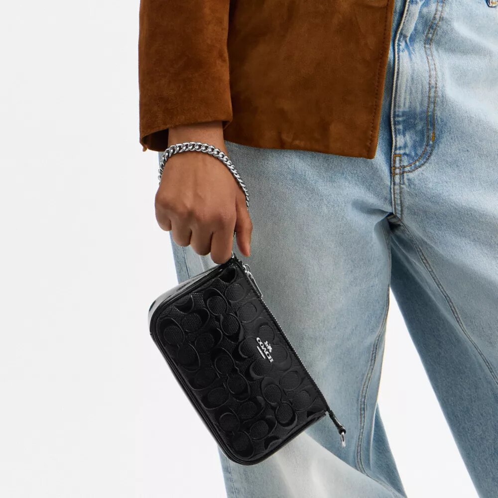Nolita 19 aus Signature-Leder mit Herz-Anhänger
