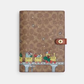 Notizbuch aus Signature Canvas mit „Holiday Train“-Motiv