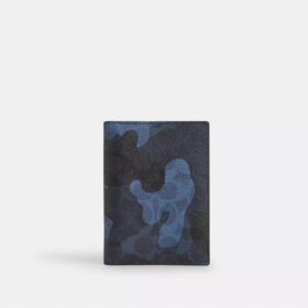 Pass- und Kartenetui im charakteristischen Camouflage-Print