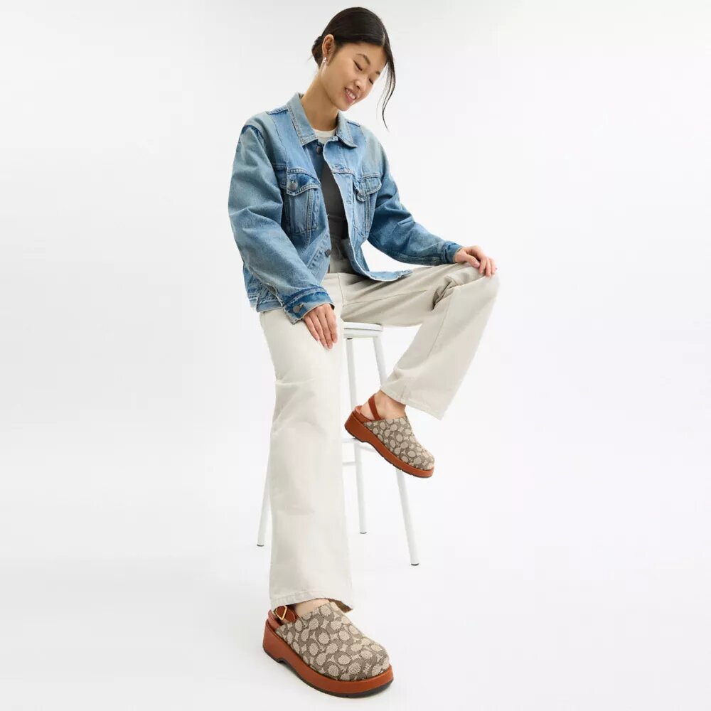 Plateau-Clogs mit geformter C-Platte aus unserem charakteristischen Jacquard-Textil