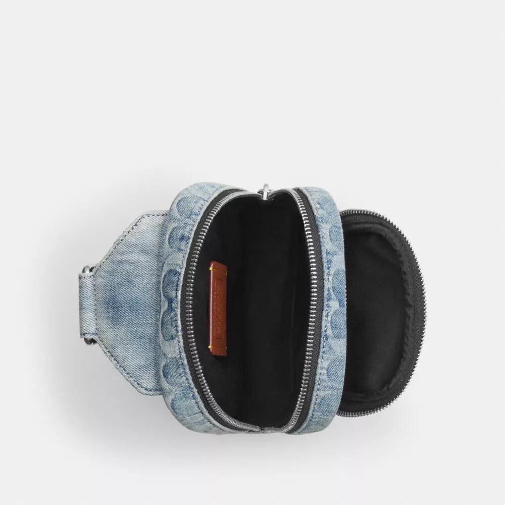 Racer Sling Pack aus „Loved“ Signature-Denim