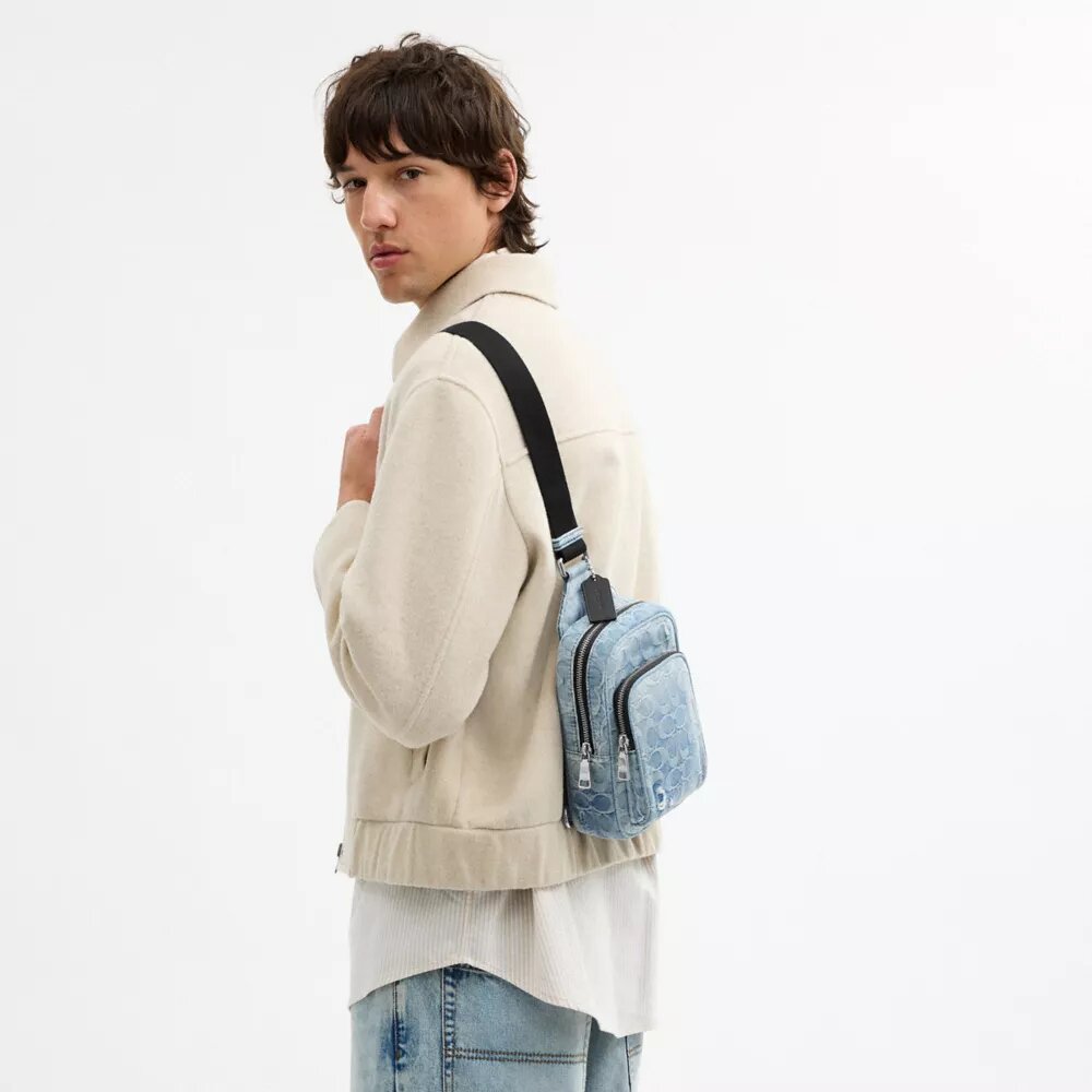 Racer Sling Pack aus „Loved“ Signature-Denim