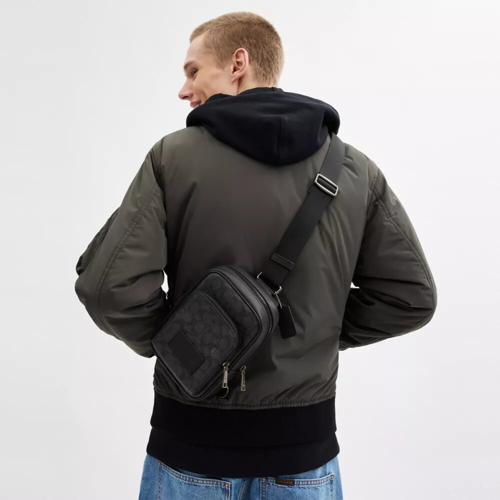 Racer Sling Pack aus Signature Canvas