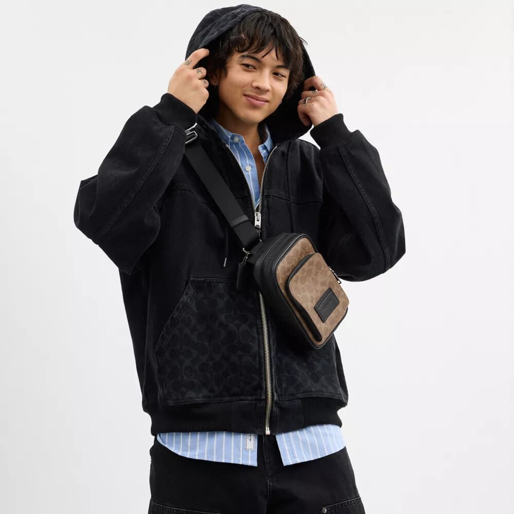 Racer Sling Pack aus Signature Canvas