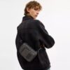Racer Sling Pack aus Signature Canvas
