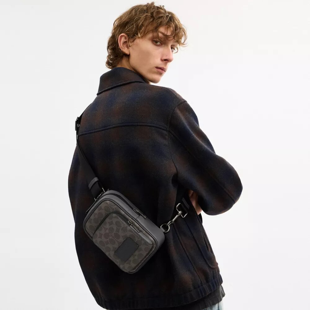 Racer Sling Pack aus Signature Canvas