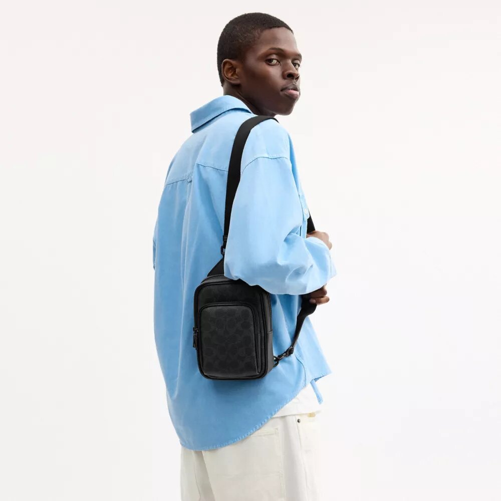 Racer Sling Pack aus Signature Canvas