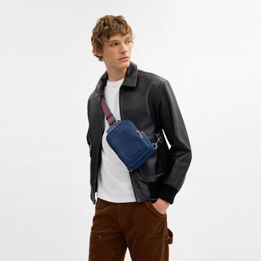 Racer-Sling-Rucksack mit Varsity-Streifen-Gurtband