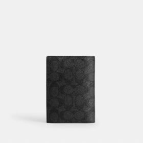 Reisepasshülle aus Signature Canvas mit Aufnähern