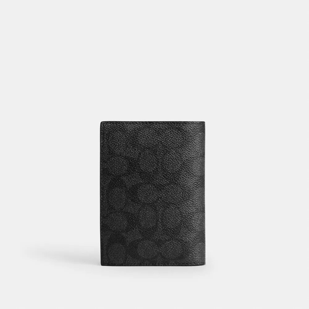 Reisepasshülle aus Signature Canvas mit Aufnähern