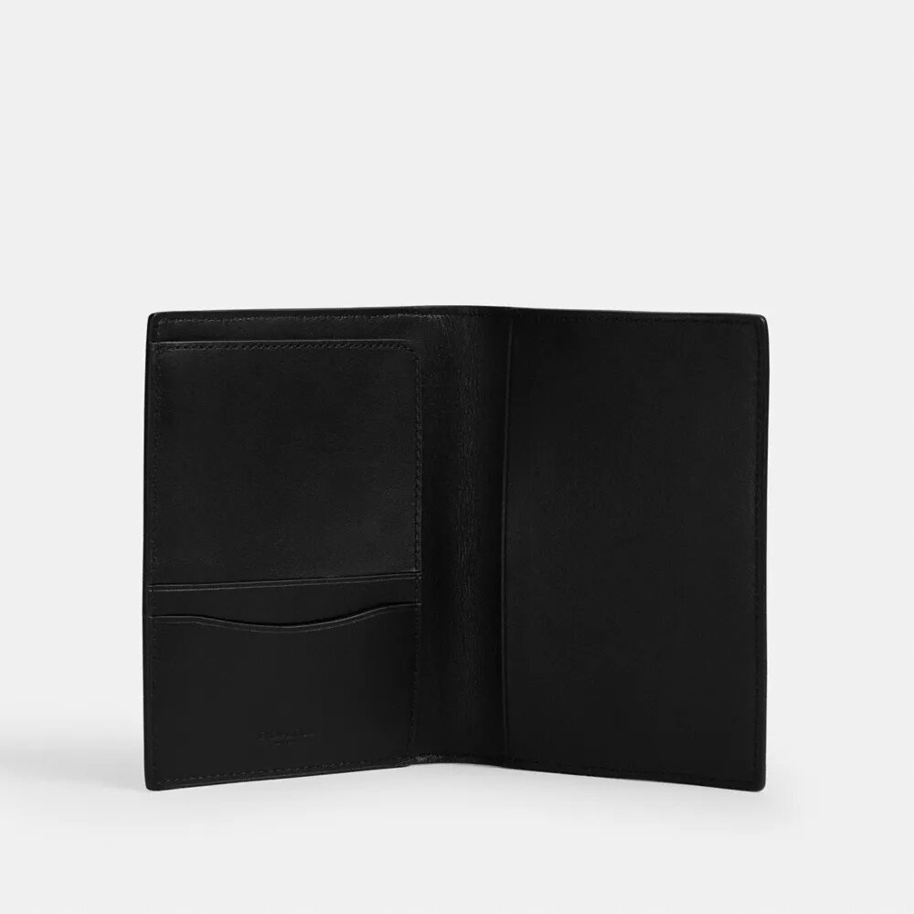 Reisepasshülle aus Signature Canvas mit Aufnähern