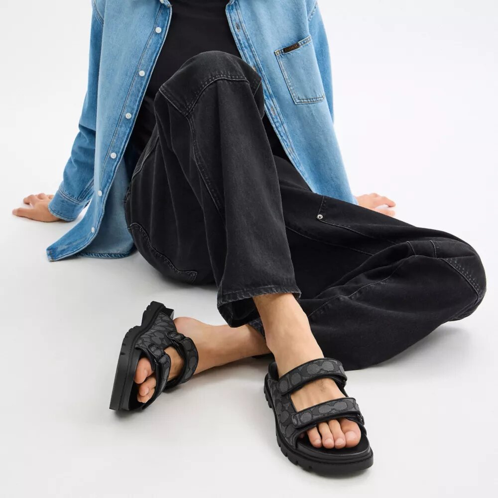 Riemchensandalen mit zwei Riemen aus charakteristischem Jacquard