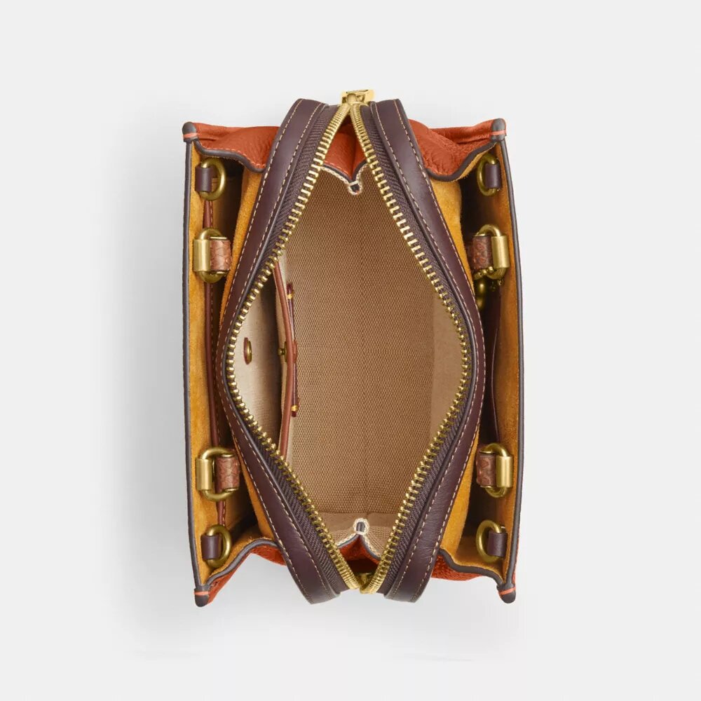 Rogue 20 aus regenerativem Leder mit Schlangenhaut-Details