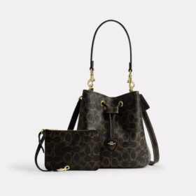 Rowan-Beuteltasche aus „Loved“ Signature Canvas mit Anhängern