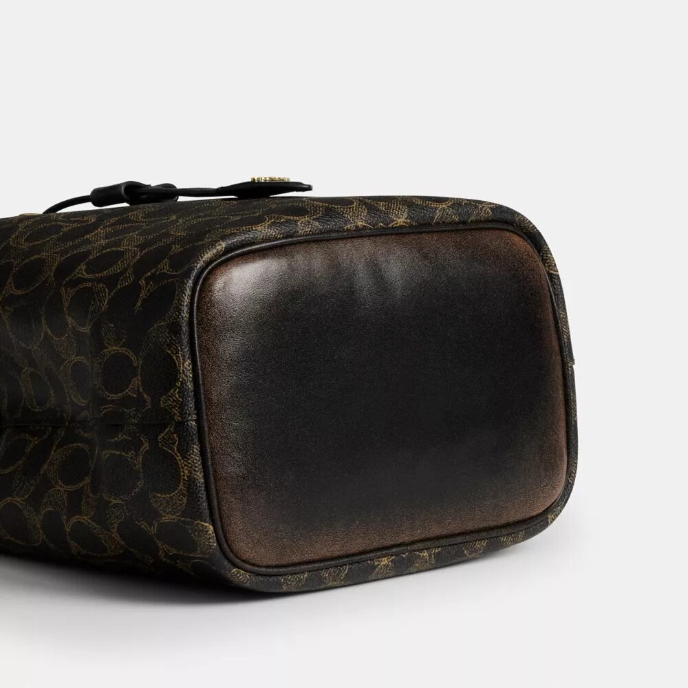 Rowan-Beuteltasche aus „Loved“ Signature Canvas mit Anhängern