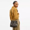 Rowan-Beuteltasche aus „Loved“ Signature Canvas mit Anhängern