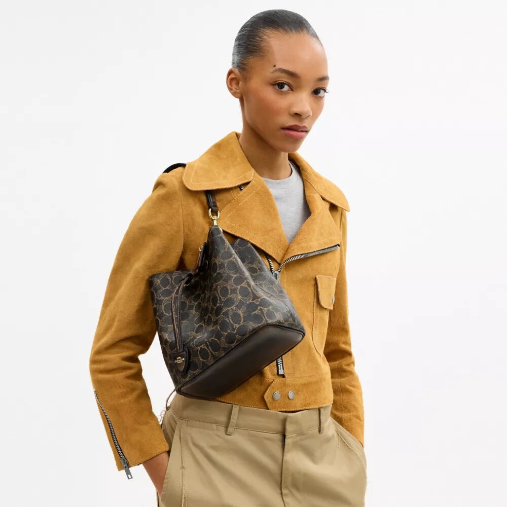 Rowan-Beuteltasche aus „Loved“ Signature Canvas mit Anhängern