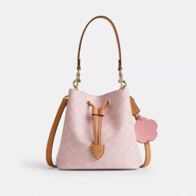 Rowan-Beuteltasche aus Signature Canvas mit Anhängern
