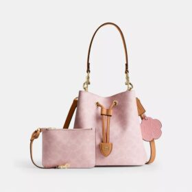 Rowan-Beuteltasche aus Signature Canvas mit Anhängern