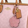 Rowan Große Satchel-Tasche aus Signature Canvas mit Anhängern