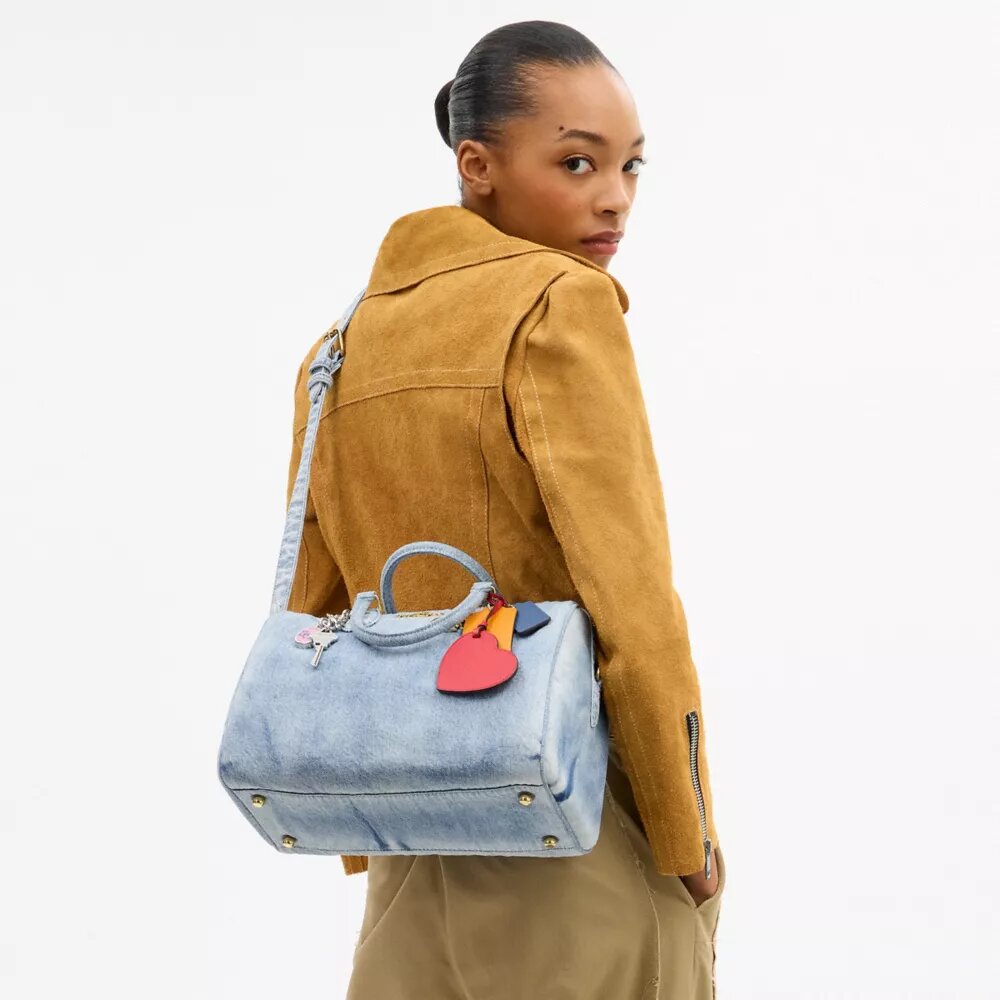 Rowan Große Umhängetasche aus „Loved Denim“ mit Anhängern