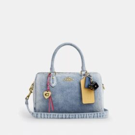 Rowan-Umhängetasche aus „Loved Denim“ mit Anhängern