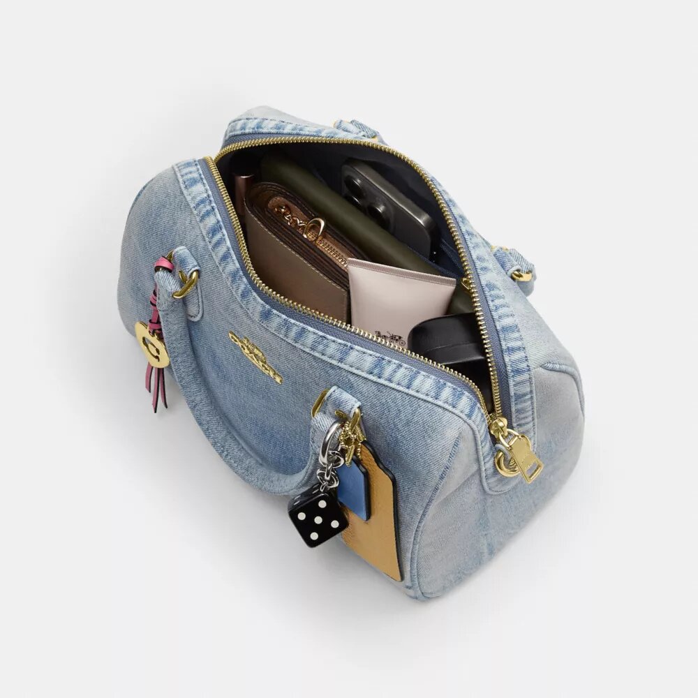 Rowan-Umhängetasche aus „Loved Denim“ mit Anhängern