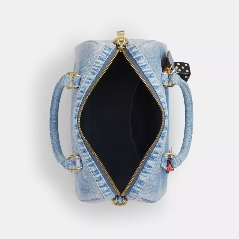 Rowan-Umhängetasche aus „Loved Denim“ mit Anhängern