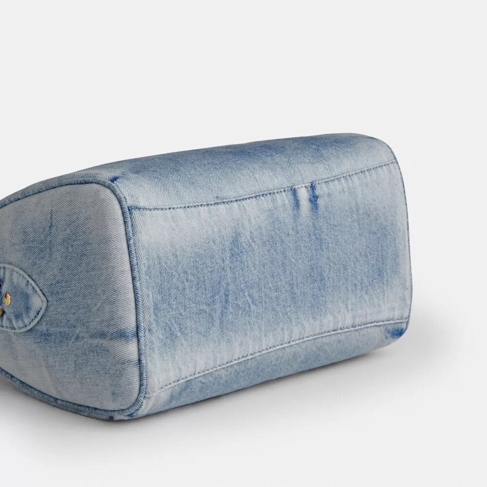 Rowan-Umhängetasche aus „Loved Denim“ mit Anhängern