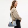 Rowan-Umhängetasche aus „Loved Denim“ mit Anhängern