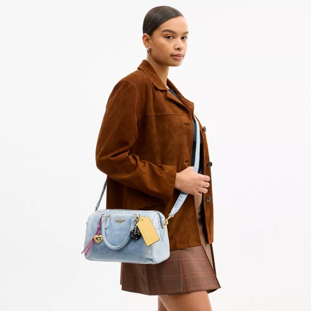 Rowan-Umhängetasche aus „Loved Denim“ mit Anhängern
