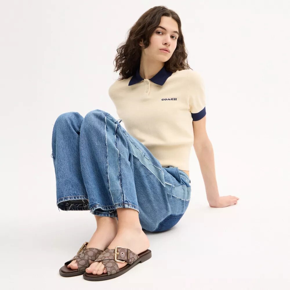 Sandalen mit gekreuzten Riemen und Schnalle aus charakteristischem Jacquard