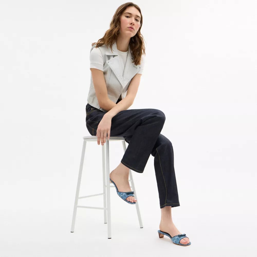 Sandalette mit Schleife und Kitten-Absatz aus charakteristischem Denim