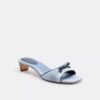 Sandaletten mit Kitten-Absatzschuh und Schleife aus „Loved Denim“