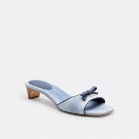 Sandaletten mit Kitten-Absatzschuh und Schleife aus „Loved Denim“