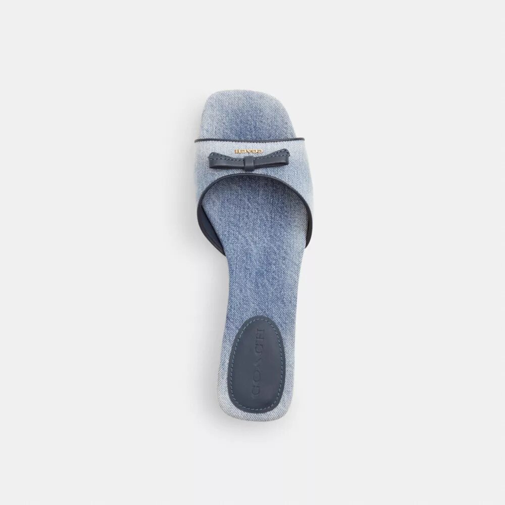 Sandaletten mit Kitten-Absatzschuh und Schleife aus „Loved Denim“